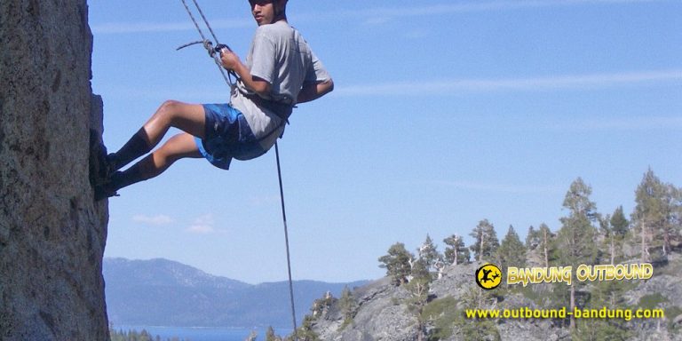 Rappeling atau Refling - Outbound Bandung | Zodra Adventure